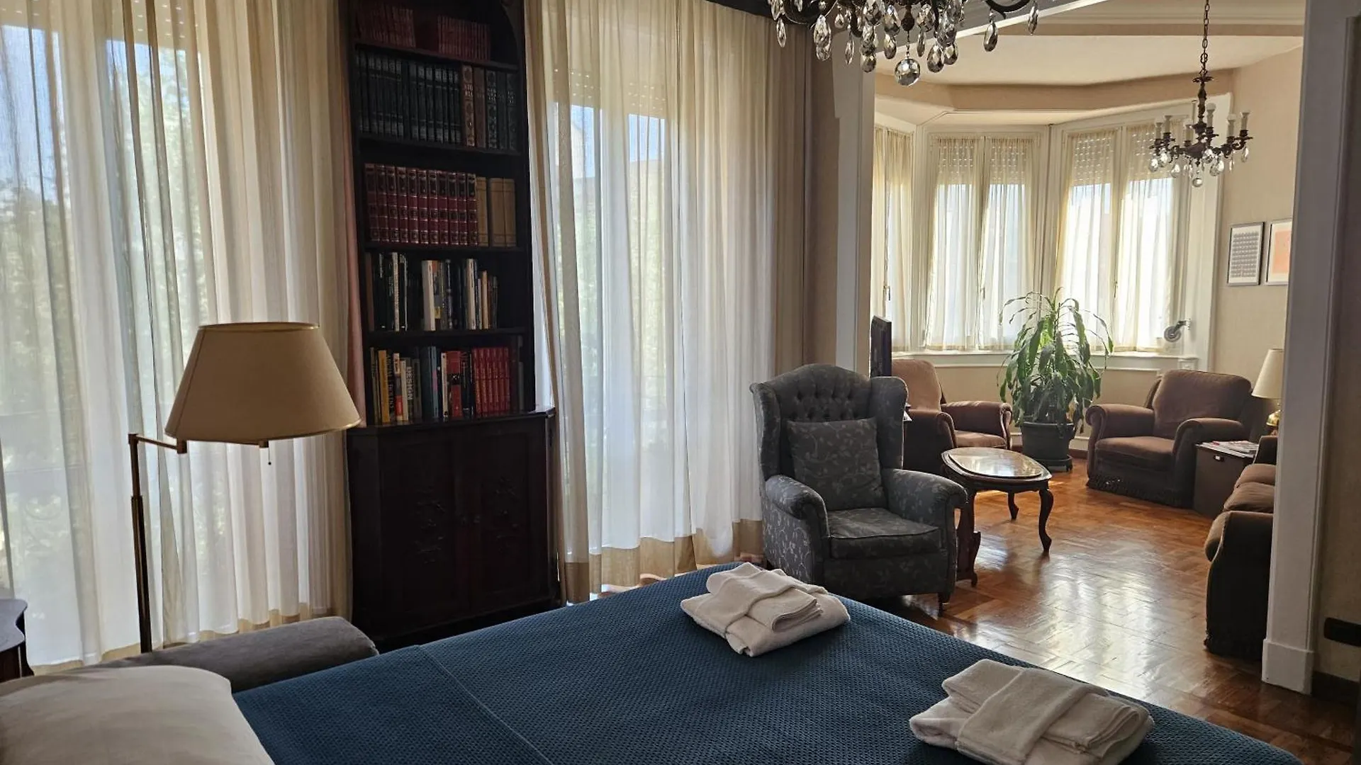 Homegallery - Elegante Appartamento Milanese 0*, ミラノ
